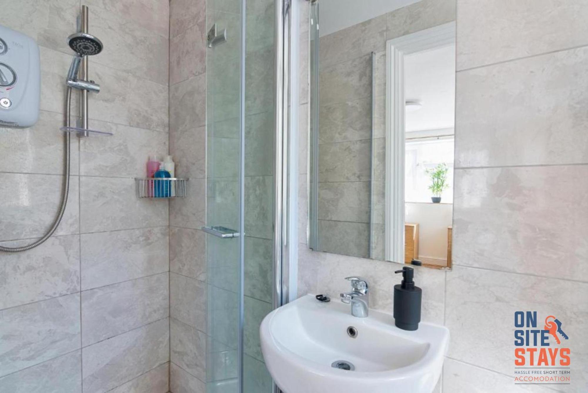 Onsitestays - Tranquil 2 Bedroom With Large Kitchen, Private Garden Near Wimbledon Station Appartement Londen